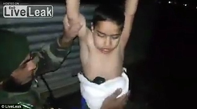 سه‌ربازێك پشتێنێكی بۆمبه‌كراوی داعش پوچه‌ڵ ده‌كاته‌وه‌، كه‌ به‌ منداڵێكی 7 ساڵیی به‌ستبوو، 18 ئاداری 2017