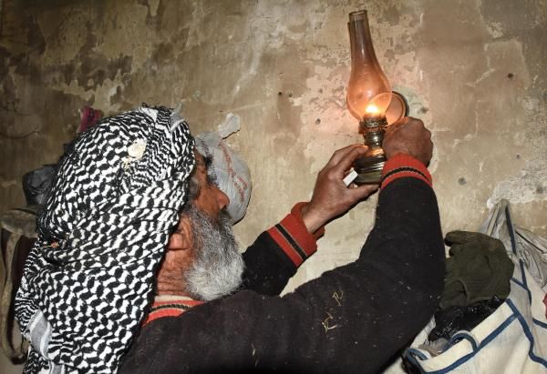 حەوت ساڵە بەتەنیا لە گوندەكەی دەژیت