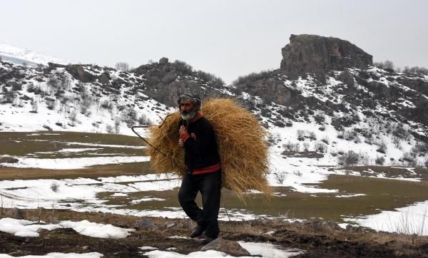 حەوت ساڵە بەتەنیا لە گوندەكەی دەژیت