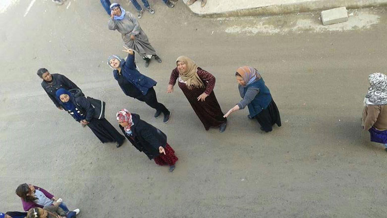 ئاڵای كوردستان دادەگرن