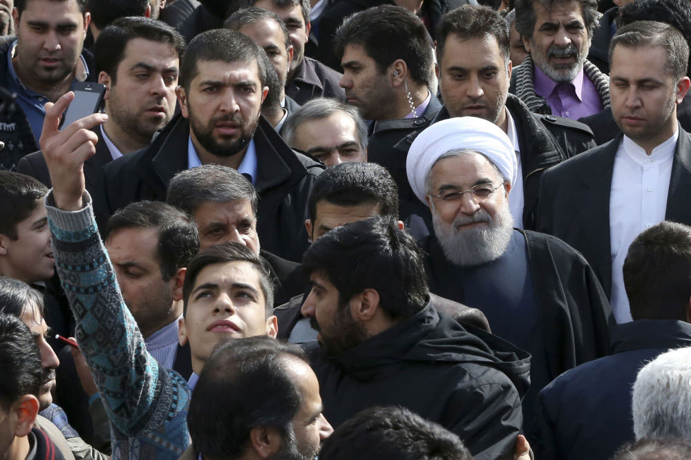 سەرۆك كۆماری ئێران حەسەن روحانی لە 37مین ساڵیادی شۆڕشی گەلانی ئێران وێنەی سێلفی لەگەڵ لایەنگرانی دەگرێت، تاران 11 شوباتی 2016