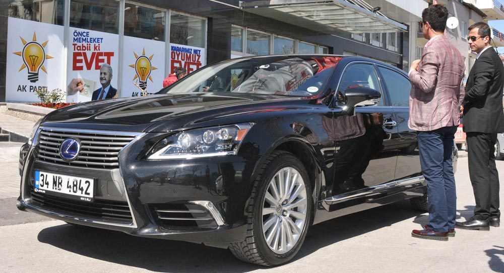 ئۆتۆمبێله‌ نوێیه‌كه‌ی وه‌زیری ئابووری توركیا له‌ جۆری Lexus ی دروستكراوی ژاپۆنه‌