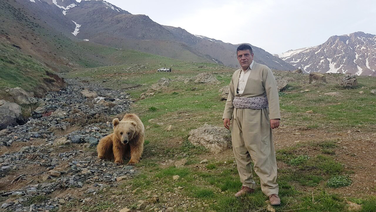 ئیبراهیم حه‌مدان، دانیشتووی حاجی ئۆمه‌ران، له‌ گوندی ئالانه‌، ئه‌و شوێنه‌ی ورچه‌كه‌ی تێدا ده‌ركه‌وتووه‌ته‌وه‌