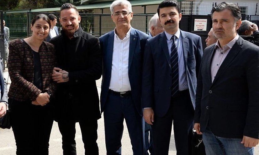 HDP lawmaker Feleknas Uca (L) next to Naki. (Photo: Uca's Twitter acount)