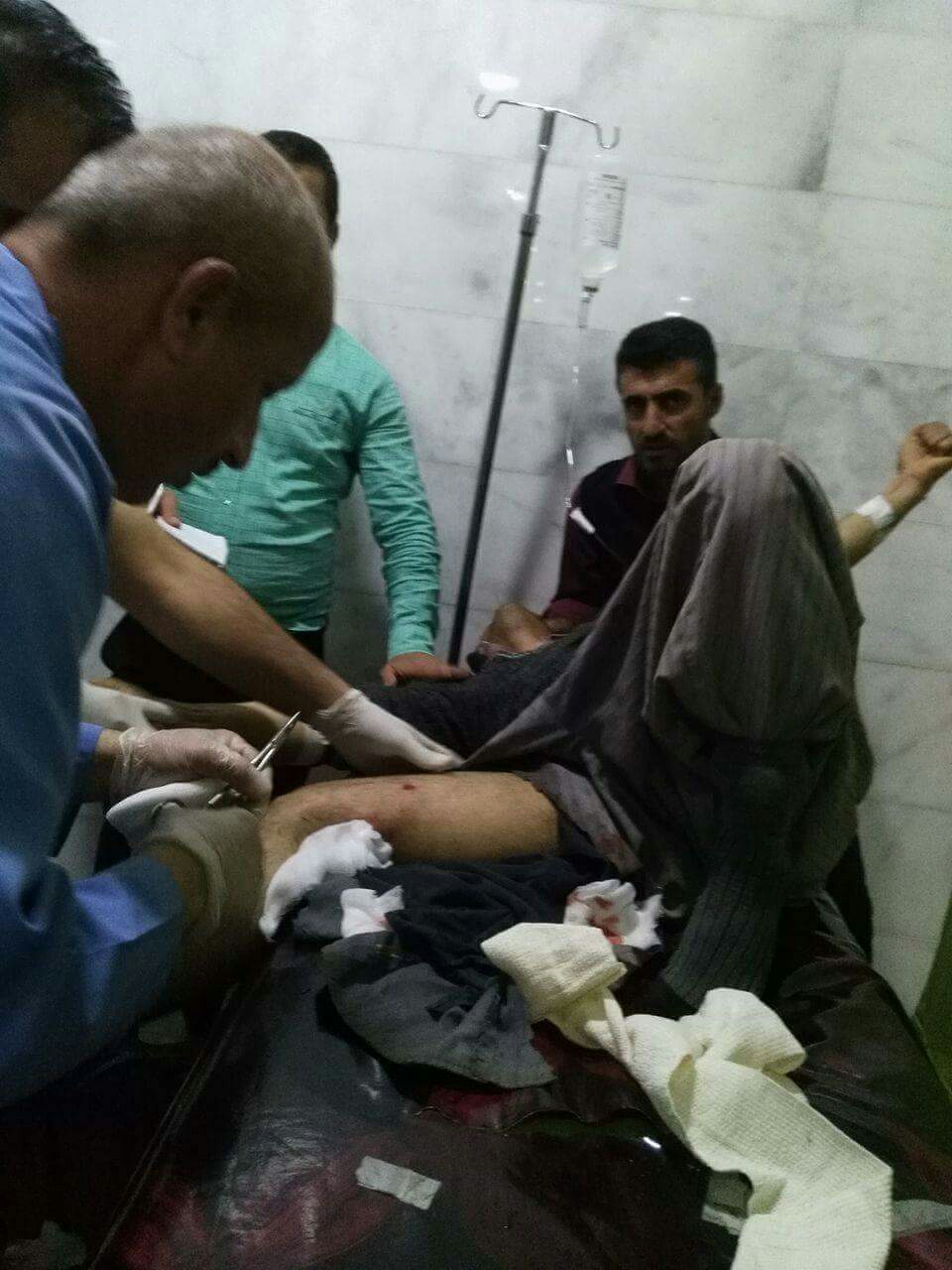 پاسدار ته‌قه‌ له‌ كۆڵبه‌رانى ناوچه‌ سنوورييه‌كانى قه‌ڵادزێ ده‌كات