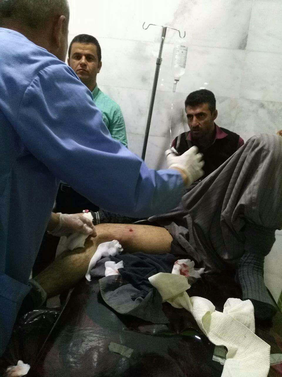پاسدار ته‌قه‌ له‌ كۆڵبه‌رانى ناوچه‌ سنوورييه‌كانى قه‌ڵادزێ ده‌كات