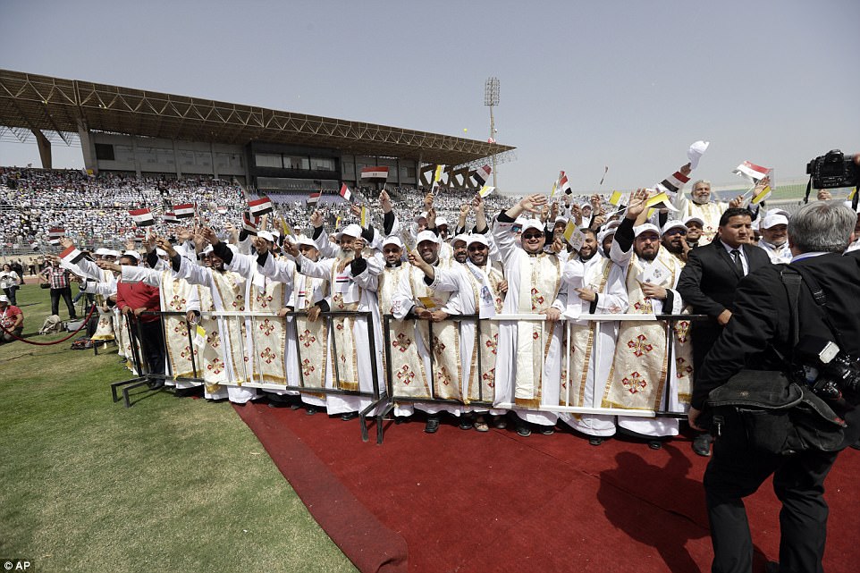 In the stadium some waved Egyptian flags and released balloons the color of the Vatican flag. (Photo: AFP)