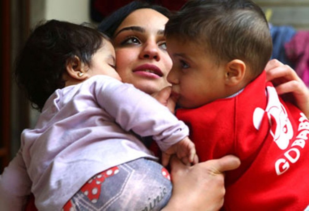 ئيسلام مه‌تات و دوو منداڵه‌كه‌ى دواى رزگاربوونى له‌ رۆژئاواى كوردستان وێنه‌ى گيراوه‌.