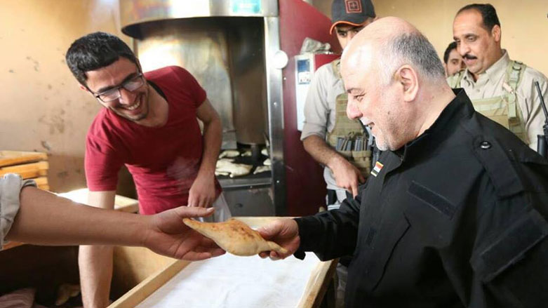 العبادي خلال تفقده النصف الغربي المحرر من الموصل - صورة من المكتب الاعلامي للحكومة العراقية