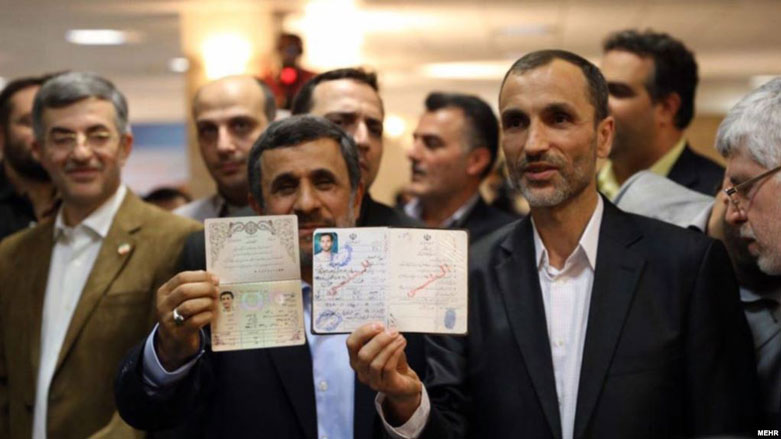 حه‌مید به‌قایی و ئه‌حمه‌دی نه‌ژاد پاش تۆماركردنی ناوی خۆیان بۆ هه‌ڵبژاردنی سه‌رۆكایه‌تی ئێران، تاران 12 نیسانی 2017