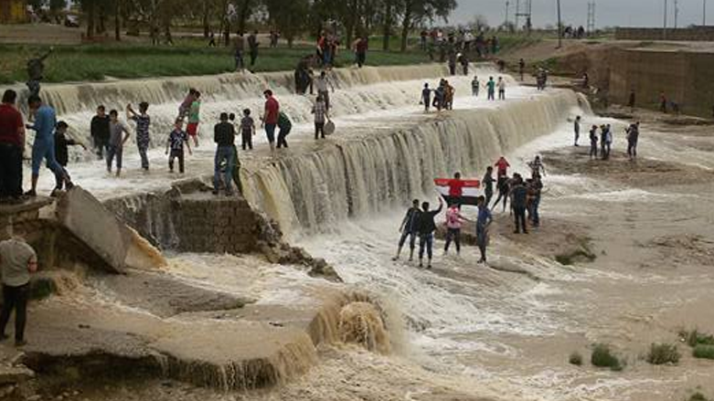 عراقيون يتنزهون في شلالات الموصل - صورة من الانترنت