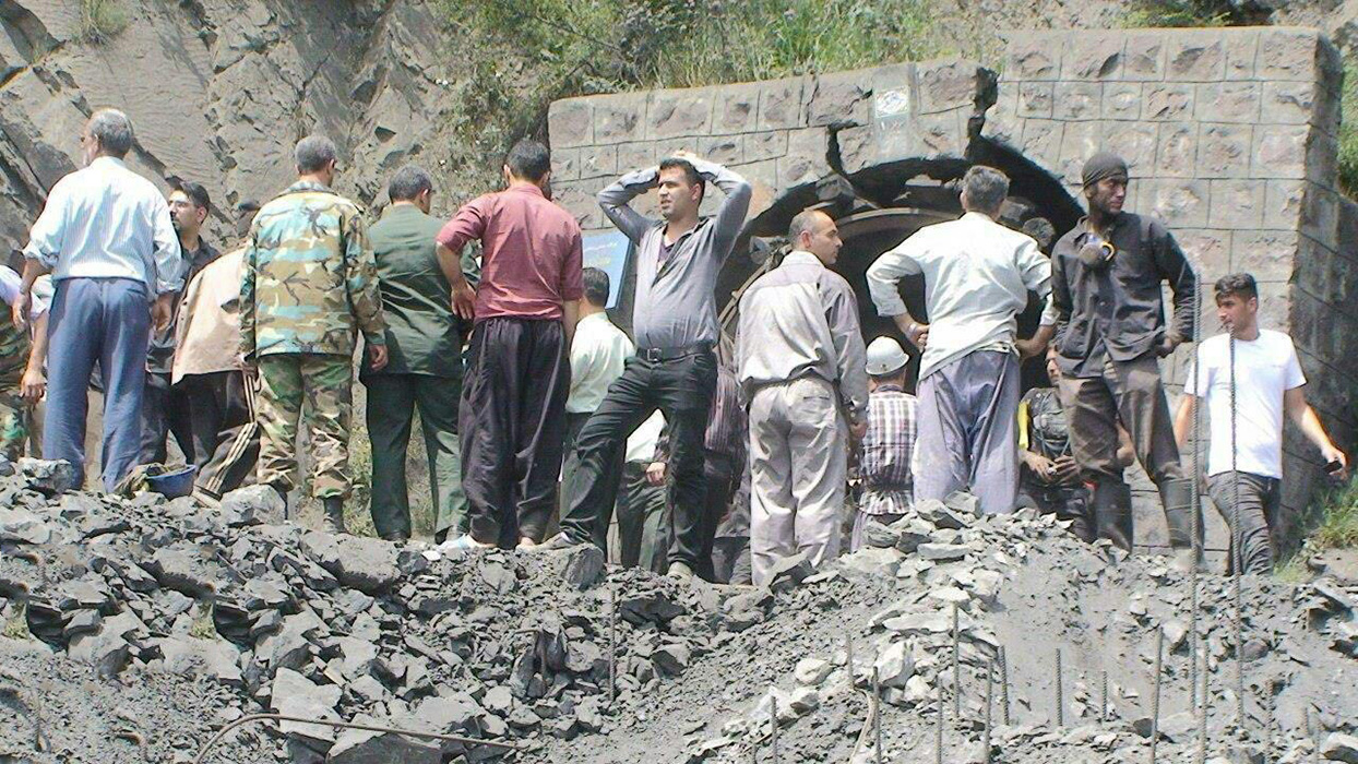 تعداد قربانیان حادثە انفجار معدن زغال سنگ در ایران بە ٣٥ نفر رسید