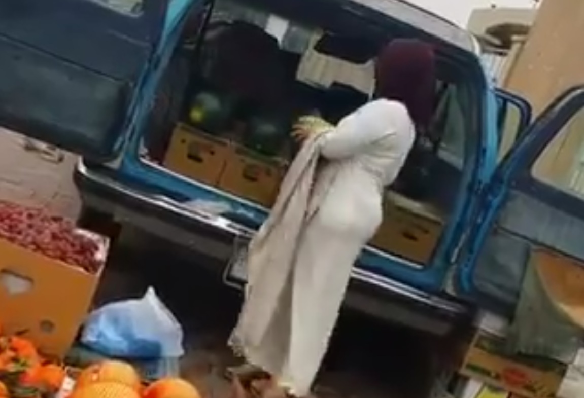 سه‌رنجڕاكێشى ژنێكى كوه‌يتى هاتوچۆ په‌كده‌خات