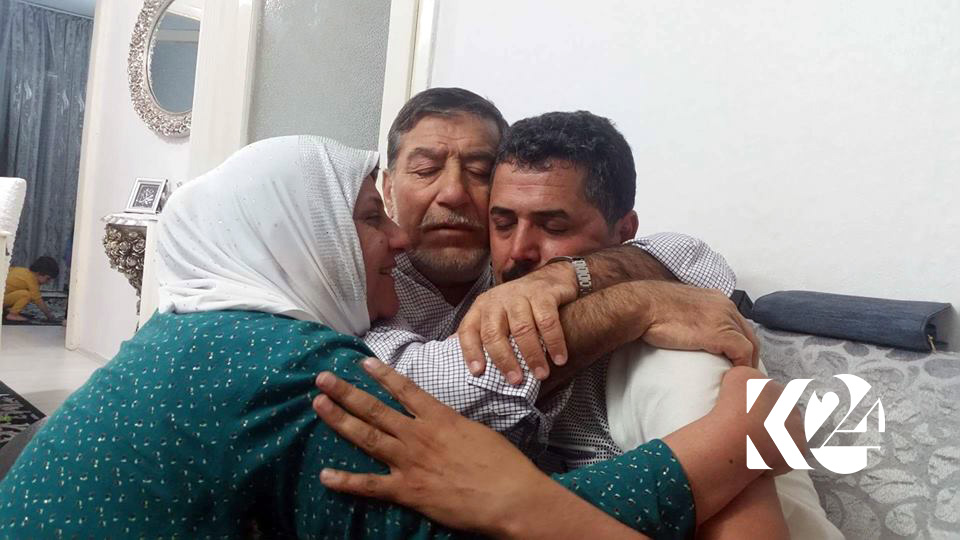 بە ڤیدیۆ... ئەو گەنجەی 25 ساڵ بێسەر و شوێن بوو بە دایك و باوكی شادبووەوە