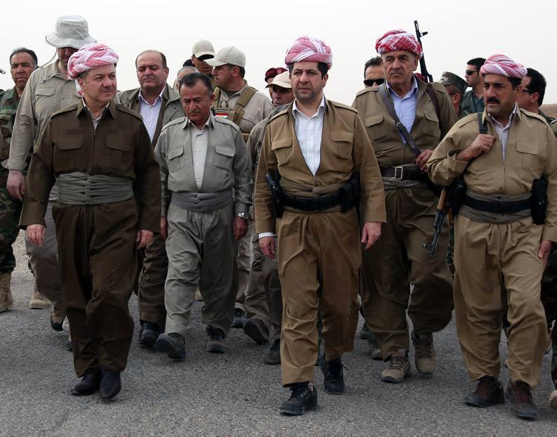 رئیس اقلیم کردستان و مشاور شورا امنیت ملی کردستان در حال بازید از سنگرهای نیروهای  پیشمرگه