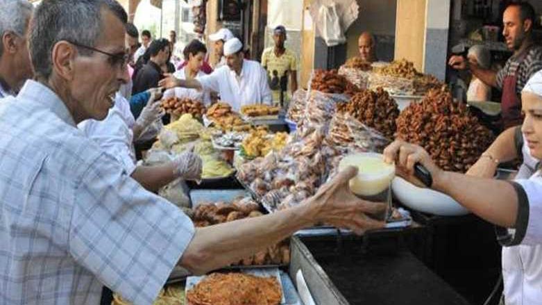 له‌ وڵاتانى عه‌ره‌بى سزاى خواردن و خواردنه‌وه‌ به‌ ئاشكرا و له‌ شوێنه‌ گشتييه‌كاندا به‌م شێوه‌يه‌يه‌