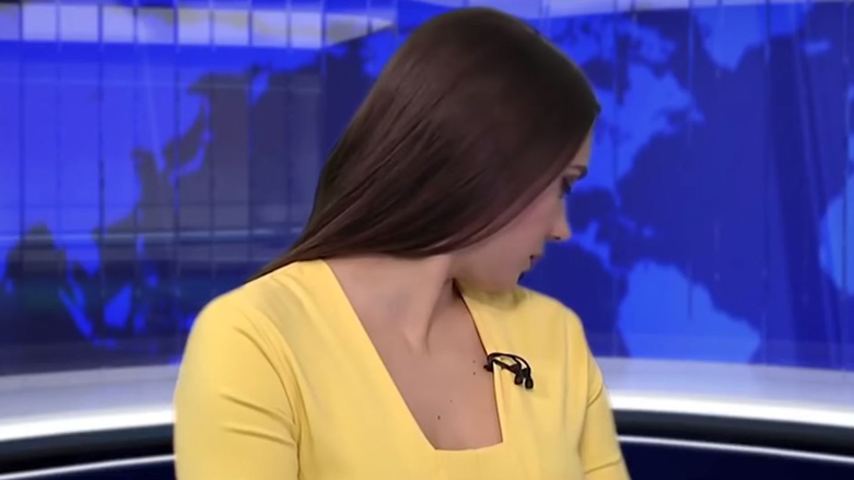 سه‌گێك هه‌واڵه‌كانی كه‌ناڵێكی ته‌له‌ڤیزیۆنیی راده‌گرێت