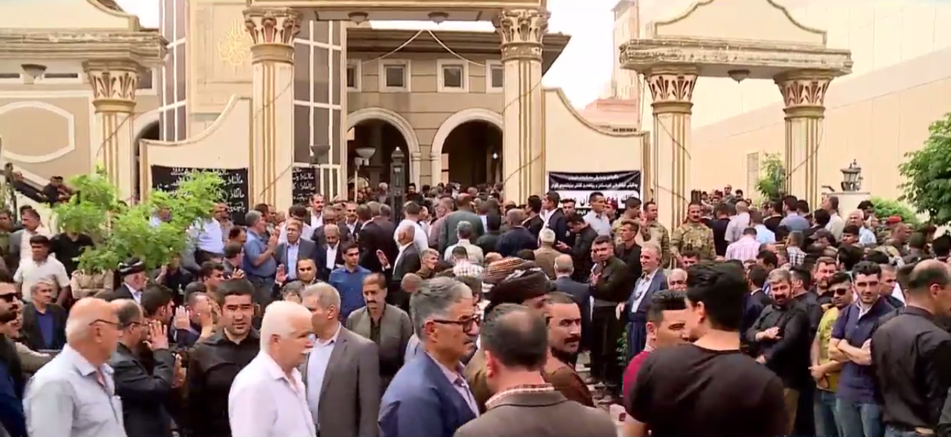 People gathering outside of Ahmed Haji Ali mosque where the funeral of Nawshirwan Mustafa was held.
