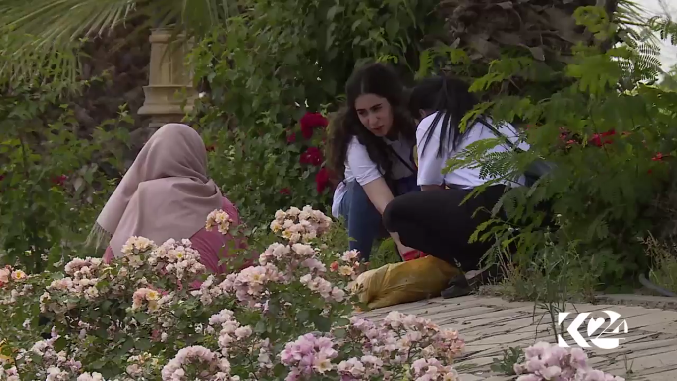 Most of the volunteers were college students.