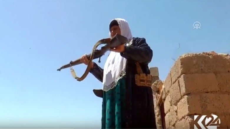 بۆ بەرگریکردن لە گوندەکەیان ئافرەتان چەکیان هەڵگرتووە