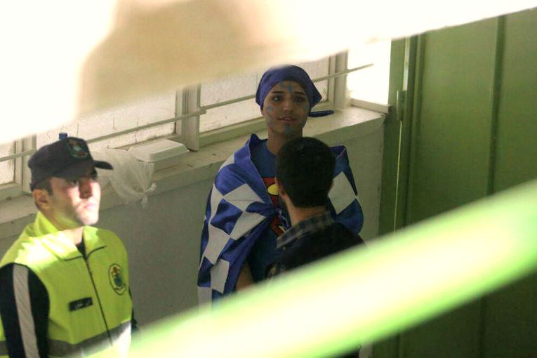 بازداشت یک دختر تماشاگر در مسابقه آسیایی فوتبال در ورزشگاه آزادی