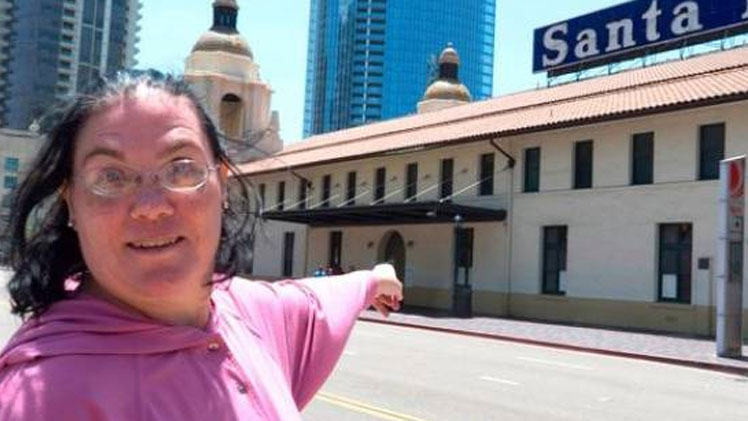 بالفيديو.. قصة حب تنتهي بزواج بين امرأة ومحطة قطار