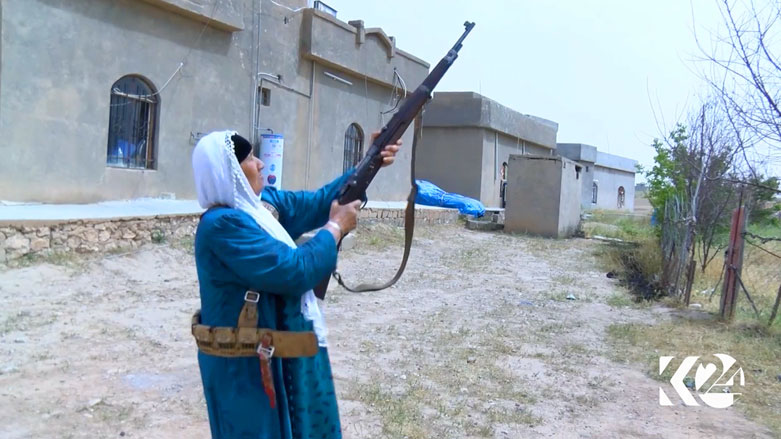 بالفيديو.. قرية بجنوب الموصل لا تعرف النوم ونساؤها ليست كباقي النساء