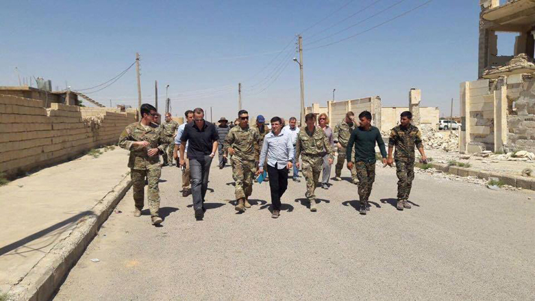 بریت مه‌كگۆرگ، نوێنه‌ری سه‌رۆكی ئه‌مریكا له‌ هاوپه‌یمانێتی نێوده‌وڵه‌تی دژی داعش له‌ شاره‌دێی عه‌ین عیسا له‌ گونده‌واری ره‌ققه‌