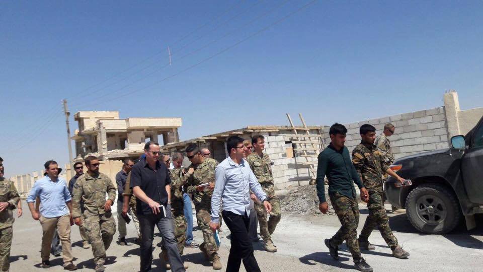 بریت مه‌كگۆرگ، نوێنه‌ری سه‌رۆكی ئه‌مریكا له‌ هاوپه‌یمانێتی نێوده‌وڵه‌تی دژی داعش له‌ شاره‌دێی عه‌ین عیسا له‌ گونده‌واری ره‌ققه‌