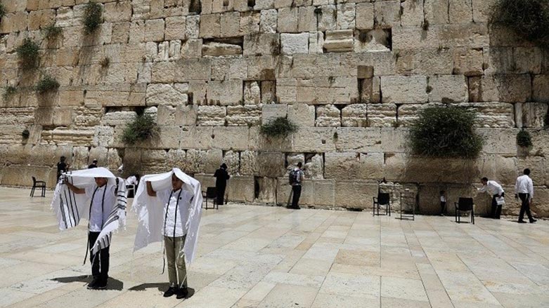 ژنه‌ جوويه‌ك له‌ لاى ديواى بوراق خۆى رووتده‌كاته‌وه‌