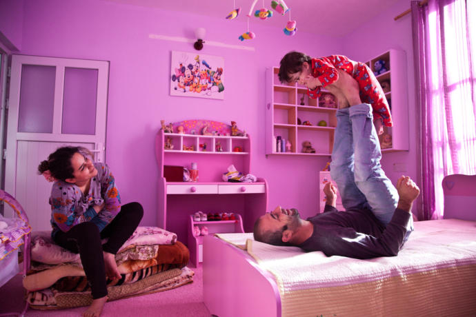 A family in their home in Khanqin. (Photo: Sebastian Meyer)