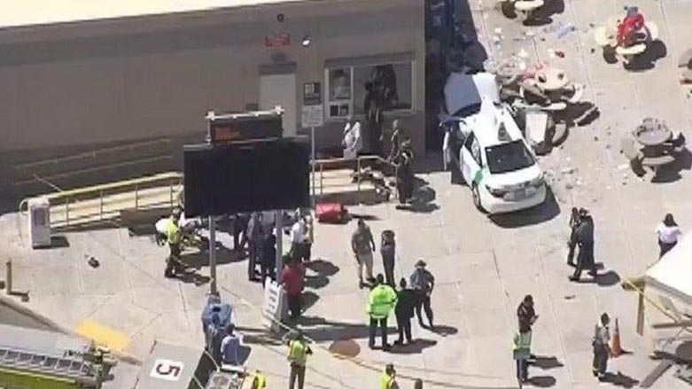 له‌ به‌رده‌م فڕۆكه‌خانه‌يه‌كى شارى بۆستنى ئه‌مريكادا تاكسييه‌ك 10 هاووڵاتى بريندار كرد