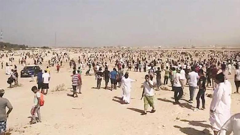 به‌ ڤیدیۆ.. چالاكوانێكی یوتیوب به‌ هه‌زاران گه‌نجی كوه‌یتی به‌ پاچ و خاكه‌ناس ناردووه‌ته‌ بیابان