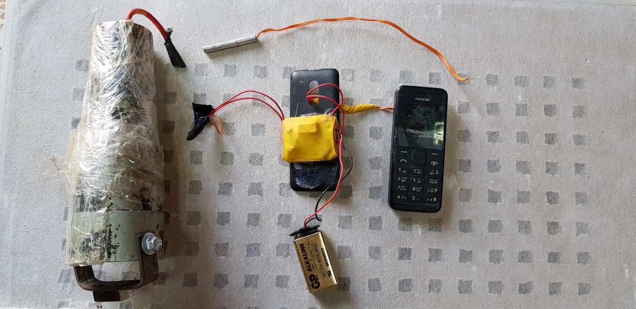 Peshemrga forces defuse Islamic State (IS) improvised explosive device (IED) between Bai Hassan and Qaracham oil wells in the northwestern of Krikuk Province, Kurdistan Region, June 8, 2017. (Photo: Kurdistan24)