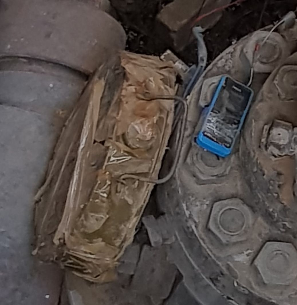 Peshemrga forces defuse Islamic State (IS) improvised explosive device (IED) between Bai Hassan and Qaracham oil wells in the northwestern of Krikuk Province, Kurdistan Region, June 8, 2017. (Photo: Kurdistan24)