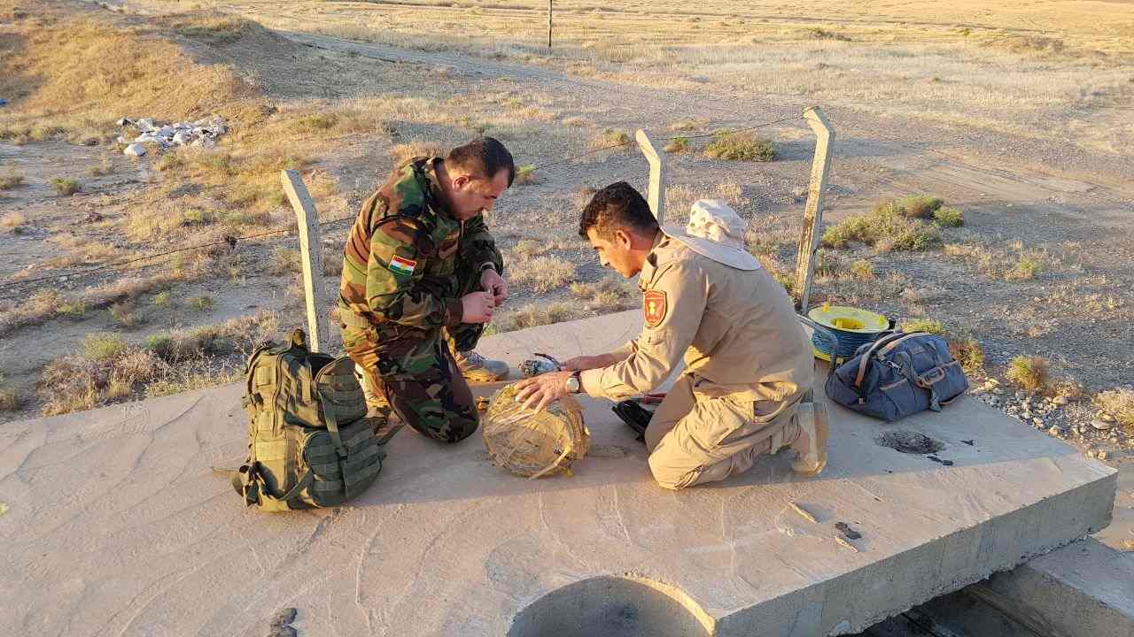 Peshemrga forces defuse Islamic State (IS) improvised explosive device (IED) between Bai Hassan and Qaracham oil wells in the northwestern of Krikuk Province, Kurdistan Region, June 8, 2017. (Photo: Kurdistan24)