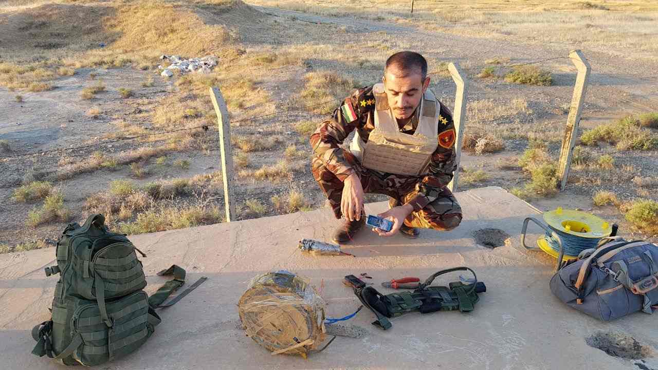 Peshemrga forces defuse Islamic State (IS) improvised explosive device (IED) between Bai Hassan and Qaracham oil wells in the northwestern of Krikuk Province, Kurdistan Region, June 8, 2017. (Photo: Kurdistan24)