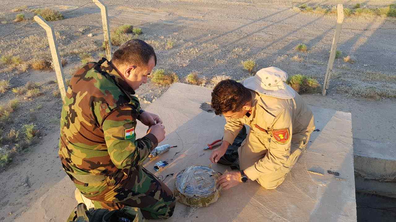 Peshemrga forces defuse Islamic State (IS) improvised explosive device (IED) between Bai Hassan and Qaracham oil wells in the northwestern of Krikuk Province, Kurdistan Region, June 8, 2017. (Photo: Kurdistan24)