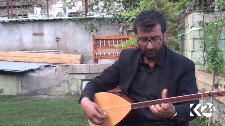 Hunermendekî Semsûrî bi tembûra xwe stranan dibêje