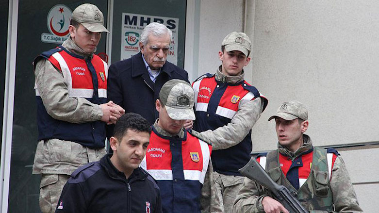 Turkish Gendarmerie takes Kurdish politician Ahmet Turk to a hospital during his two-months-long detention in the Kurdish city of Elazig, December 25, 2016. (Photo: DHA)