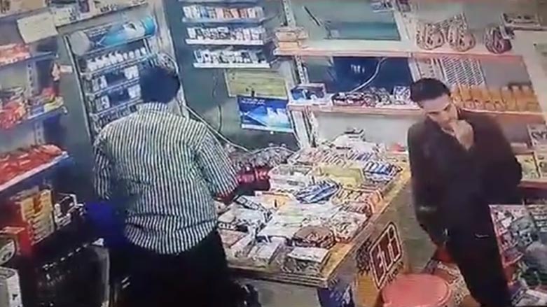 به‌ ڤیدیۆ.. دوو گه‌شتیار 350 هه‌زار دینار له‌ خاوه‌ن ماركێتێك ده‌دزن