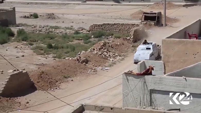 به‌ ڤیدیۆ.. ئۆتۆمبێلێكی "ئینغیماسییه‌كانی داعش" له‌ نزیك شه‌ڕڤانان ده‌ته‌قێته‌وه‌