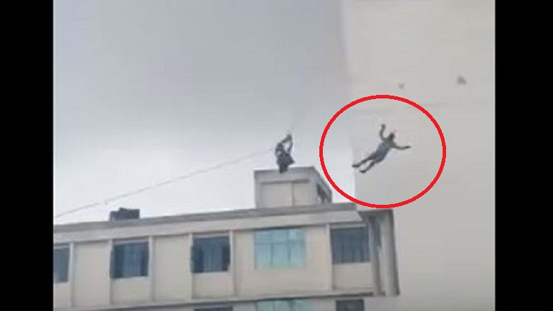 به‌ ڤيديۆ.. به‌ به‌رچاوى باوكييه‌وه‌ كچێك له‌ سه‌ر باڵه‌خانه‌يه‌ك كه‌وته‌ خواره‌وه‌