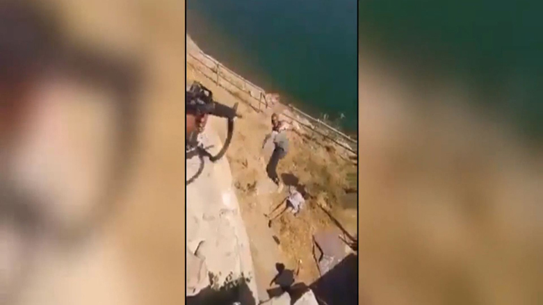 له‌ به‌رزاییه‌وه‌ ده‌یانخه‌نه‌ خواره‌وه‌و به‌ گوللـه‌ ده‌یانكوژن