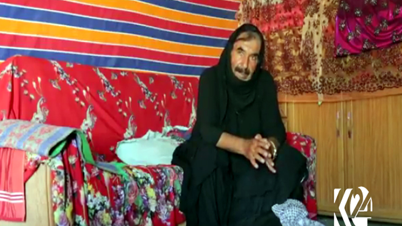 پیاوێك 55 ساڵە بەتەنیا دەژێت و جلوبەرگی ئافرەتان ده‌پۆشێت