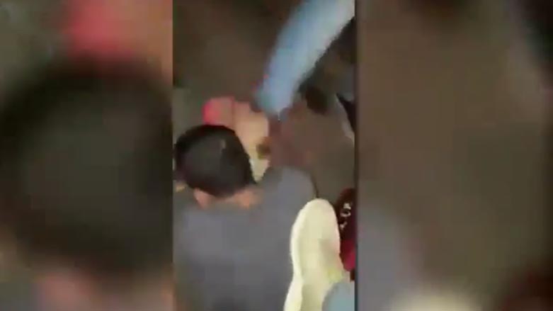 سێ گه‌نجی لوبنانی سووكایه‌تی به‌ په‌نابه‌رێكی سووری ده‌كه‌ن