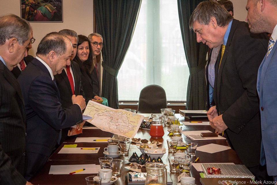 Serokê Herêma Kurdistanê Mesûd Barzanî nexşeya navçeyên li derve û li hundirê herêmê nîşanî Cîgirê Serokwezîrê û wezîrên Belçîka dide
