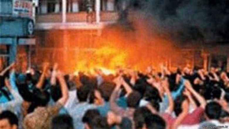 A mob of hundreds attacked the Madimak Hotel where Aziz Nesin and other intellectuals as well as artists were staying in Sivas, 1993. (Photo: Hurriyet)