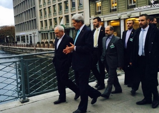 محمد جواد ظریف وزیر خارجه‌ ایران در کنار جان کری، وزیر خارجە پیشین آمریکا هنگام مذکارت اتمی ایران با کشوهای پنج بعالاوه یک