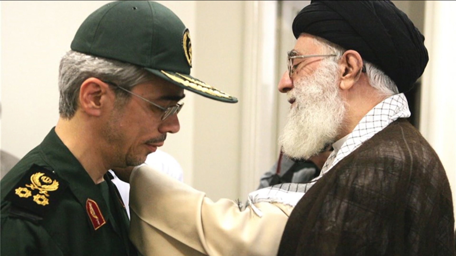 عه‌لی خامنه‌یی رێبه‌ری شۆڕشی ئیسلامی ئێران و محه‌مه‌د باقری سوپاسالاری ئێران
